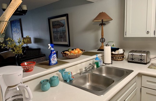 Point East Condominio | Apertura de abril / mayo $ 99 / noche, balcón soleado, con un mínimo de cuatro noches.