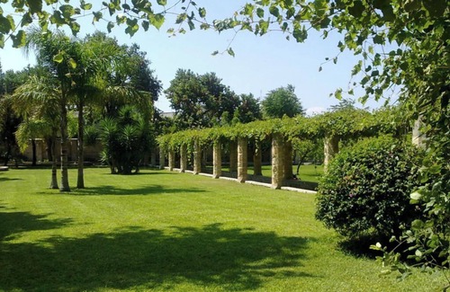 Casamassella Apartamento | Suite Principal con acceso a parque y piscina