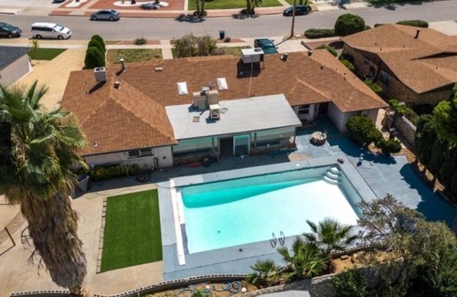 Biggs Field Casa | Master suite with pool