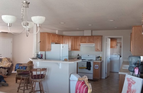 Quartzsite Cama Y Desayuno | Master suite with private bathroom, as well as shared, living, kitchen, WiFi