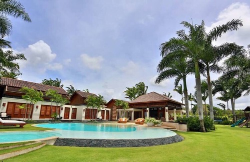 Las Palmas Villa | Masterful 8 Bdr Villa, Amazing infinity Pool, Jacuzzi & B...