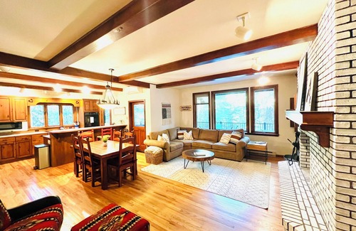 McCall Chalet De Esquí | Mather Chalet in the Heart of McCall +3000 sq ft, game & bunk room, 2 fireplaces