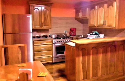 Gales Point Apartamento | Matty's Beachfront Downstairs Apartment - AC, Swimming Pool Access …