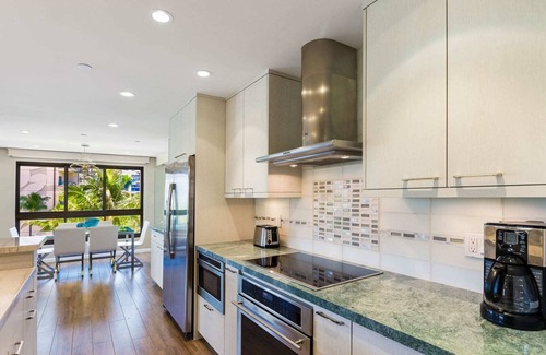 Kaanapali Condominio | Alquiler de Maui Resort: Kaanapali Ali'i 362 - ¡Elegantemente remodelado 6to piso 2BR con vista al mar Y a la montaña!