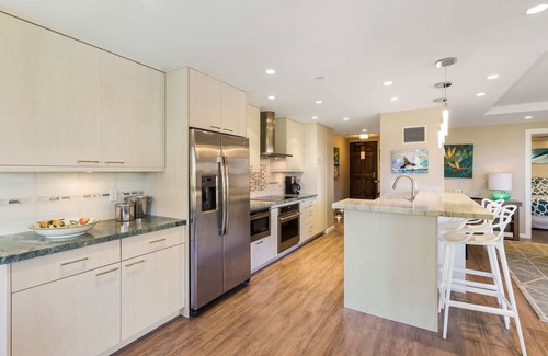 Kaanapali Condominio | Alquiler de Maui Resort: Kaanapali Ali'i 362 - ¡Elegantemente remodelado 6to piso 2BR con vista al mar Y a la montaña!
