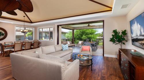 Kamuela Casa | MAUNA KEA SUNRISE Distinguished 4BR KaMilo Home with Private Beach Pass