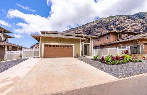 Makaha Valley Casa | Mauna View by AvantStay 10min to Beach Backyard
