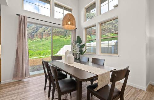 Makaha Valley Casa | Mauna View by AvantStay 10min to Beach Backyard