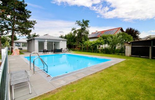 Donaustadt Apartamento | Maureen Lovely 2 Bedroom Unit with Community Pool