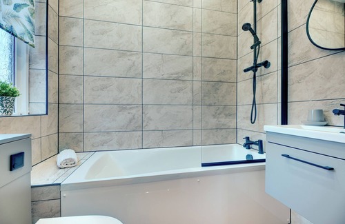 Fenham Casa | Mauve Modern 3-Bedroom Home in Newcastle