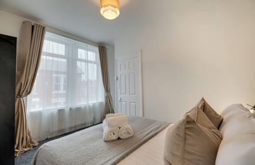 Fenham Casa | Mauve Modern 3-Bedroom Home in Newcastle