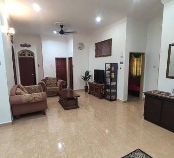 Kampung Telaga Batin Villa | Mawar Homestay Camelia 5 Bedroom 3 Bathroom - Near Airport and Gong Badak Stadium