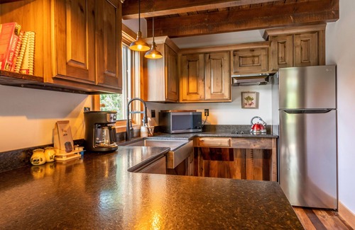 South Fork Cabina | Max's Cabin at Tiny Timbers Resort and Spa!