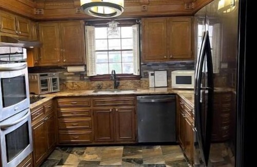Whitehaven Casa | Spacious 6-bedroom house w/large entertainment room & WiFi in amazing Memphis.
