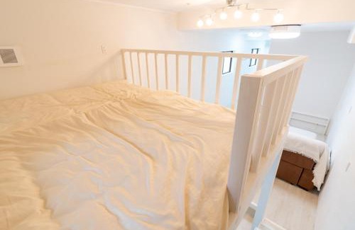 Maejima Casa | Maximum of 21 people can be rented in one building 3 minutes walk to Tomari Port 10 minutes drive to the airport No parking lot 30 seconds walk from paid parking lot warayunso port city May