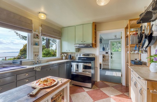 Clinton Casa | Maxwelton Aerie | Bluffside Retreat w/ Sweeping Puget Sound Views + Firepit