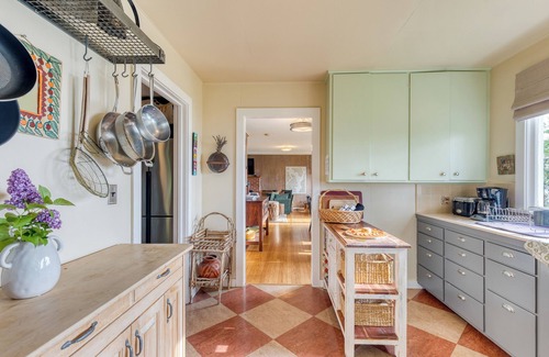 Clinton Casa | Maxwelton Aerie | Bluffside Retreat w/ Sweeping Puget Sound Views + Firepit