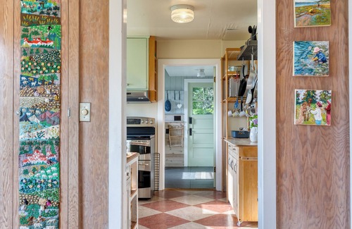 Clinton Casa | Maxwelton Aerie | Bluffside Retreat w/ Sweeping Puget Sound Views + Firepit