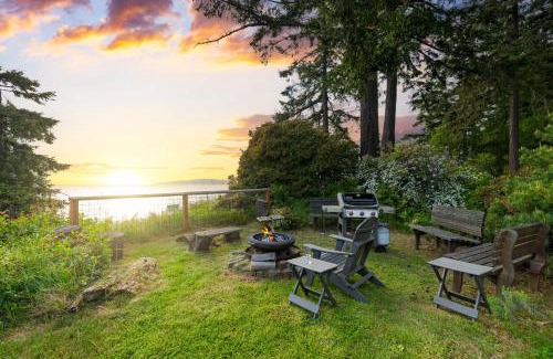 Clinton Casa | Maxwelton Aerie Bluffside Retreat w Sweeping Puget Sound Views Firepit