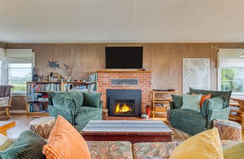 Clinton Casa | Maxwelton Aerie Bluffside Retreat w Sweeping Puget Sound Views Firepit