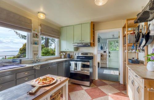 Clinton Casa | Maxwelton Aerie Bluffside Retreat w Sweeping Puget Sound Views Firepit