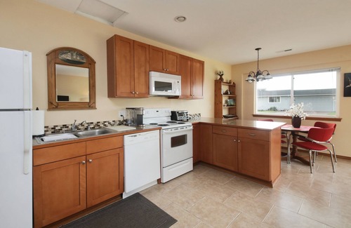 Maxwelton Casa | Maxwelton Beach Sunsets! Kayaks & paddleboards! 1 min walk to the water!