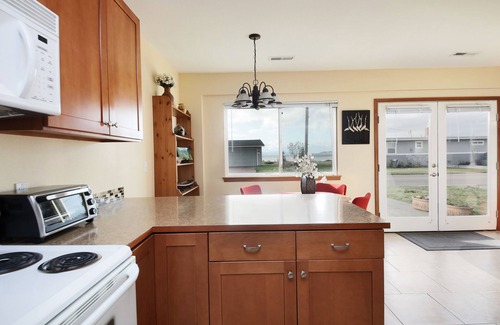 Maxwelton Casa | Maxwelton Beach Sunsets! Kayaks & paddleboards! 1 min walk to the water!