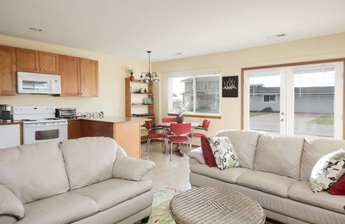 Maxwelton Casa | Maxwelton Beach Sunsets! Kayaks & paddleboards! 1 min walk to the water!