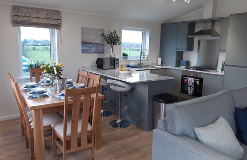 Fence Cabina | **MAY/JUNE discounts available in Luxury 3 bedroom, pet-friendly lodge.**