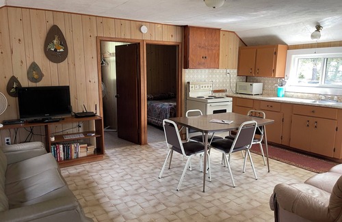 Nipissing Cabaña | Birchwood on the river 2 and 3 Bedroom cottages looking over South River