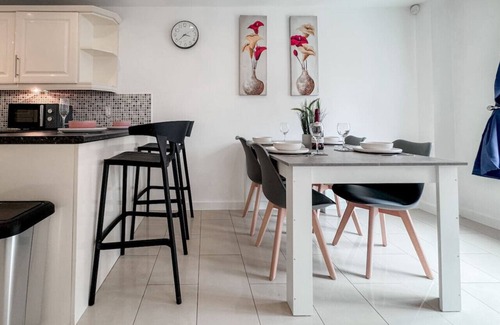 Middleton Casa | Maya House | 4 bed 3.5 Bathroom | Leeds