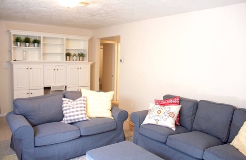Scera Park South Apartamento | Fun @ theFrees! Acogedor 2BR Apt por Costco! ¡Todas las alfombras / pinturas nuevas!