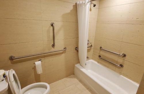 Queens Hotel | Mayfair Inn and Suites