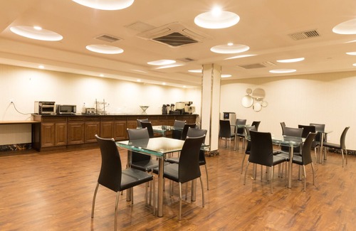 Queens Hotel | Mayfair Inn and Suites