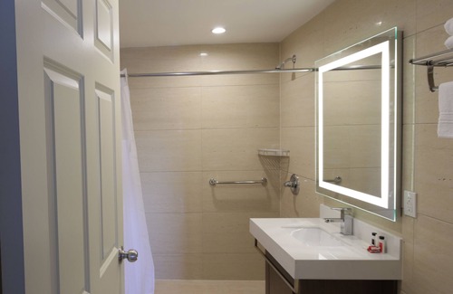 Queens Hotel | Mayfair Inn and Suites