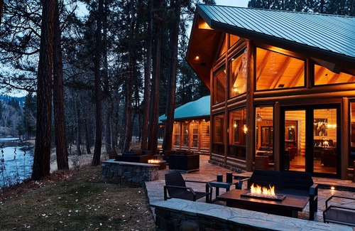 Grantsdale Cabina | Mayfly Cabin Room at TBMC