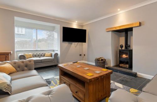 Kilgetty Casa | Maynor - Large Luxury House, Log Burner, Central Location
