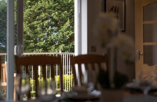 Kilgetty Casa | Maynor - Large Luxury House, Log Burner, Central Location