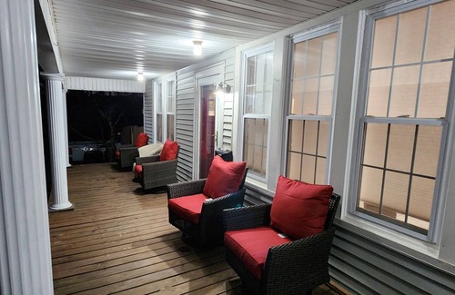Williamstown Casa | Mayor's Family House Hot Tub, Piano & 2 Kitchens - 5 Minutes to Ark - Sleeps 16+