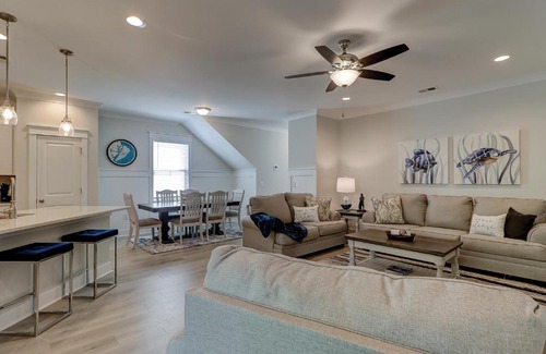 Hilton Head Casa | MBR King & 4 Queens Huge Living Room Covered Porch Bikes & Beach Gear included