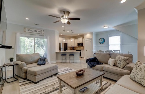 Hilton Head Casa | MBR King & 4 Queens Huge Living Room Covered Porch Bikes & Beach Gear included