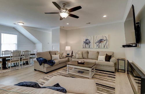 Hilton Head Casa | MBR King & 4 Queens Huge Living Room Covered Porch Bikes & Beach Gear included