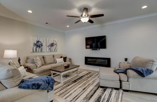 Hilton Head Casa | MBR King & 4 Queens Huge Living Room Covered Porch Bikes & Beach Gear included