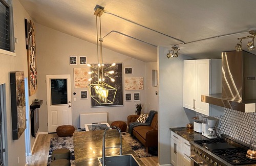 Rivers Crossing Casa | McCall Art House-5 minutes from Lake on 1.6+acres- Art/Hot Tub/Foosball/Arcades