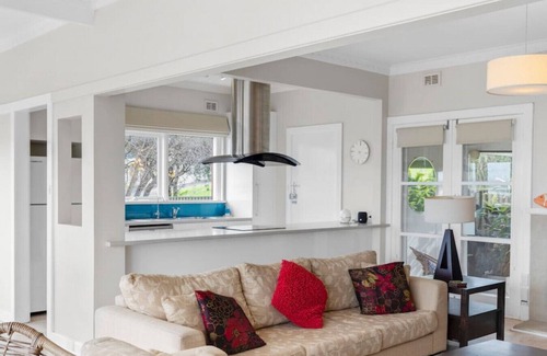 McCracken Casa | McCracken Cottage with Harbour Views