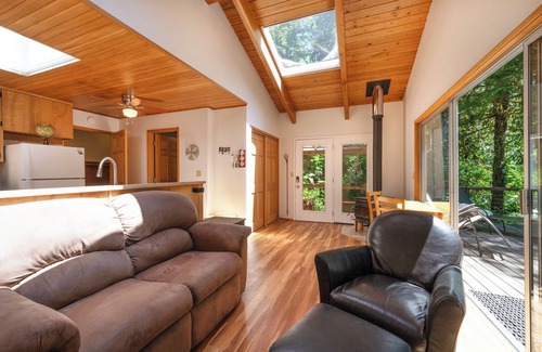 Blue River Casa | McKenzie Bridge River's Edge Retreat, a cozy cabin on over two acres