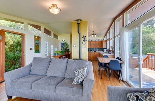 McKinleyville Casa | Frente al mar 'Clam Beach House' w / Vistas y jacuzzi!