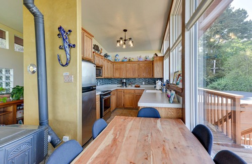 McKinleyville Casa | Frente al mar 'Clam Beach House' w / Vistas y jacuzzi!