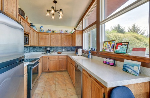 McKinleyville Casa | Frente al mar 'Clam Beach House' w / Vistas y jacuzzi!