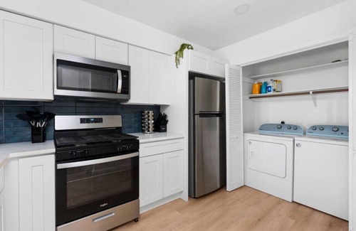 South Lamar Apartamento | MCM Condo | Near Downtown + SoCo | Pets Ok